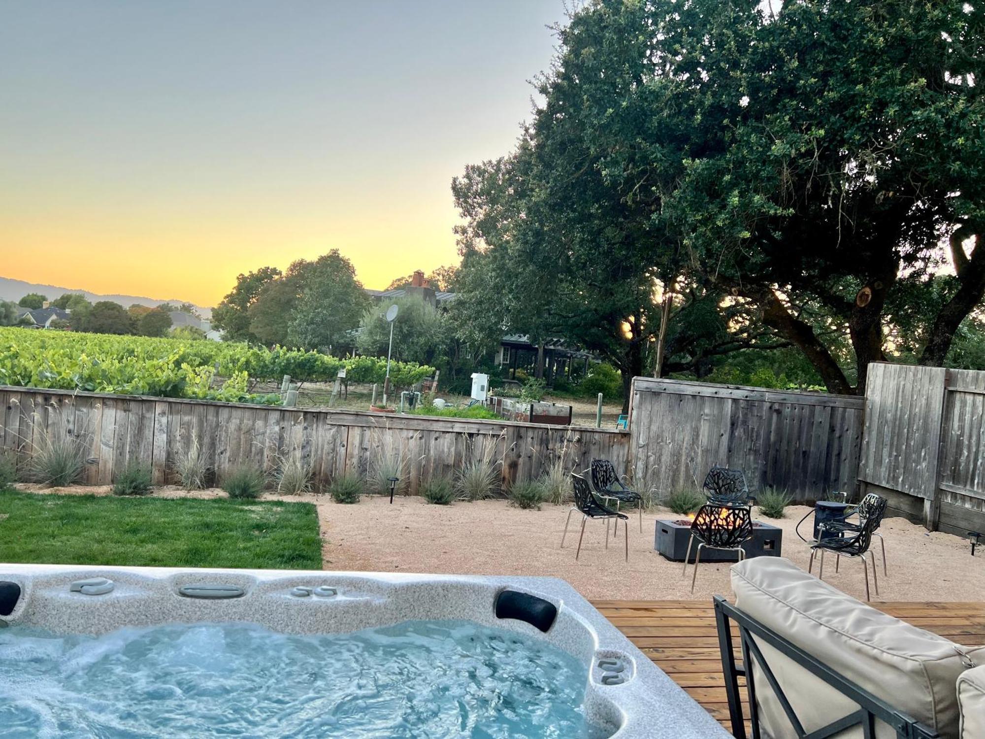 Outdoor Fire-Pit, Jacuzzi & Bbq W/ Vineyard Views! Βίλα Windsor Εξωτερικό φωτογραφία